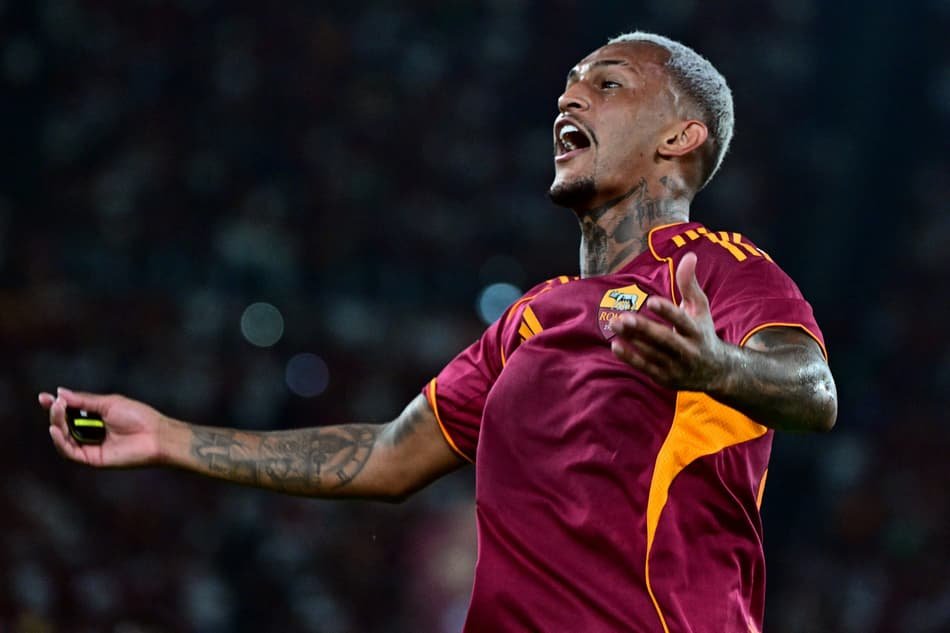 Wesley, ex-Flamengo, comemora gol marcado pela Roma contra o Bologna, pelo Campeonato Italiano (Foto: Tiziana Fabi/AFP)