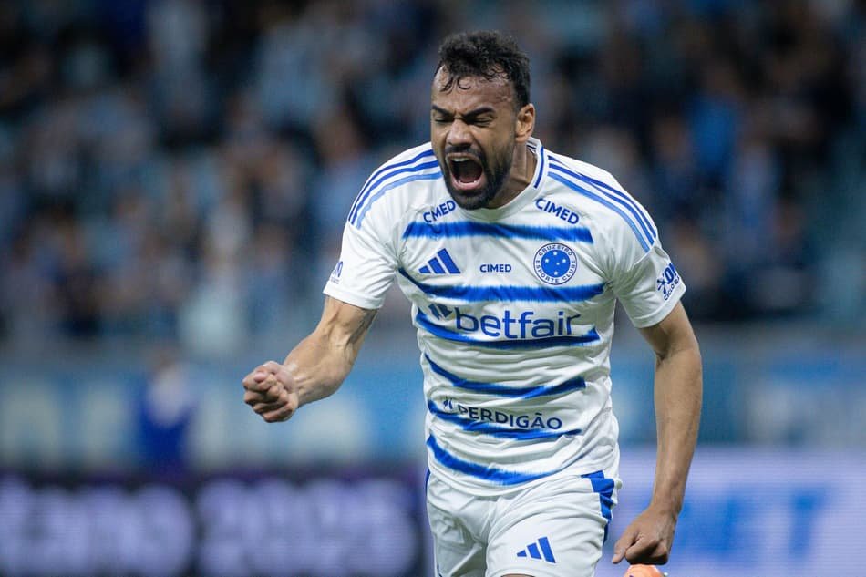Zagueiro FAbrício Bruno comemora gol do Cruzeiro contra o Grêmio (Foto: Maxi Franzoi/AGIF/Gazeta Press)