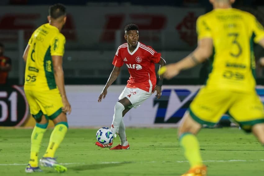 Vitão, zagueiro do Internacional